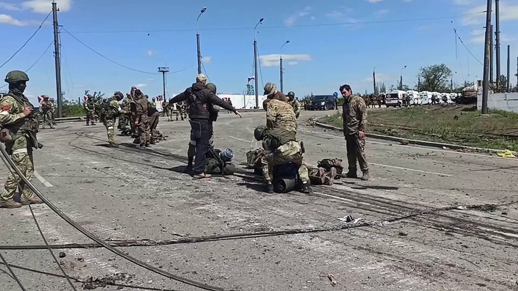 Combatientes ucranianos son registrados por soldados rusos tras abandonar la acería.