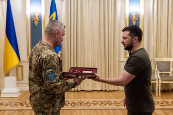 El presidente ucraniano condecora a un soldado. 