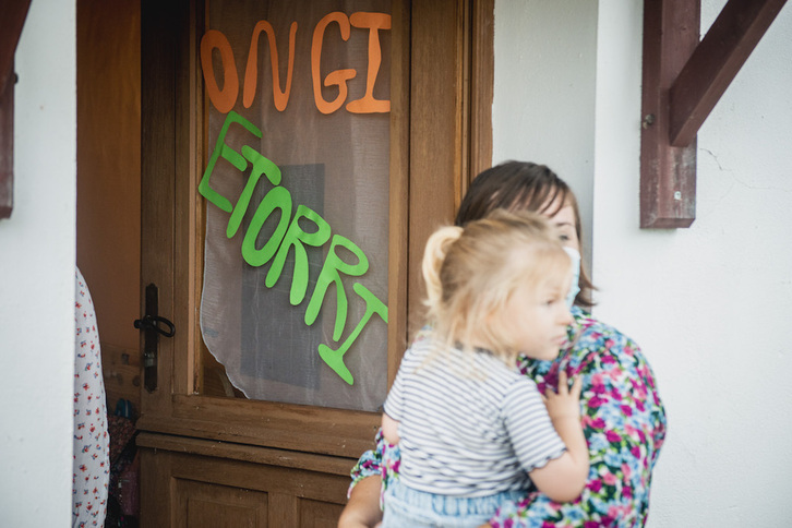 Las ayudas a guardería y a la escolarización complementan el apoyo a las familias.