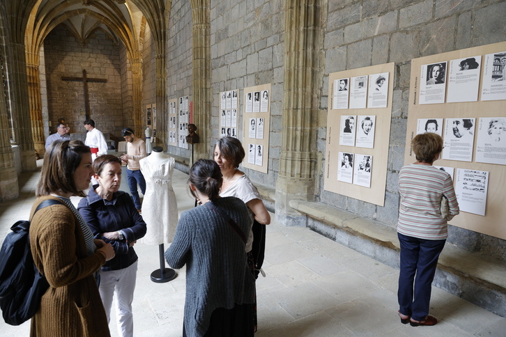 Exposición ‘Itzalpeko Emakumeak’ en el claustro de la iglesia Santa María de Deba.
