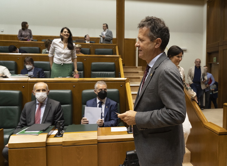 El consjero de Educación, Jokin Bildarratz, en el Parlamento de Gasteiz.