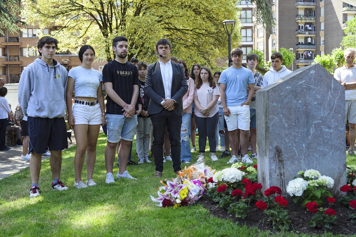 El alcalde Iñigo Hernando junto a estudiantes de Galdakao en la ofrenda floral.