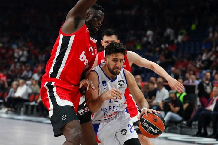 Aunque no ha jugado su mejor partido, la clase de Vasilije Micic ha decidido la primera semifinal.