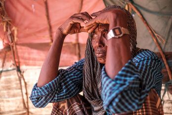 Abdi Kabe Adan, en su tienda de campaña, levantada en el campo para desplazados internos de Farburo (Etiopía).