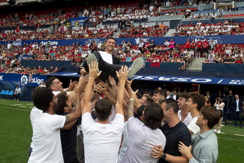 Oier ha sido manteado por sus actuales compañeros de vestuario.