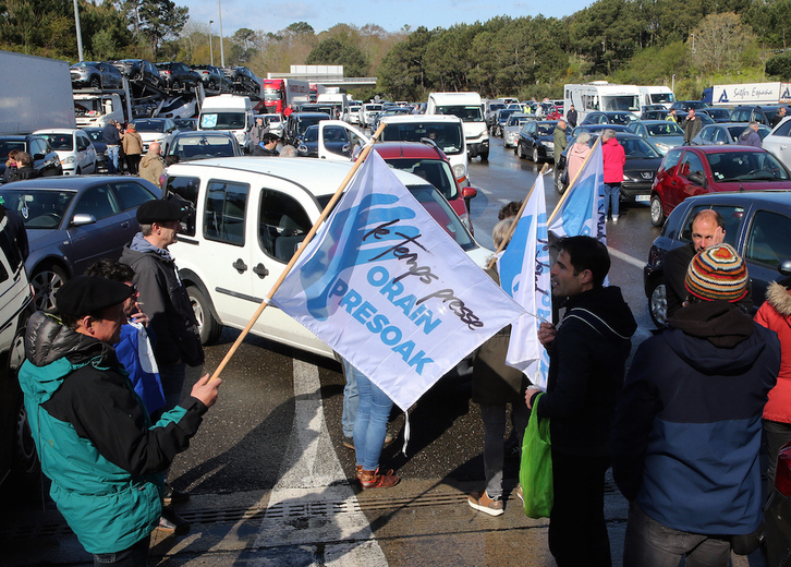 Acción de bloqueo de Artesanos de la Paz y Bake Bidea, en el peaje de la A63 en Biarritz.