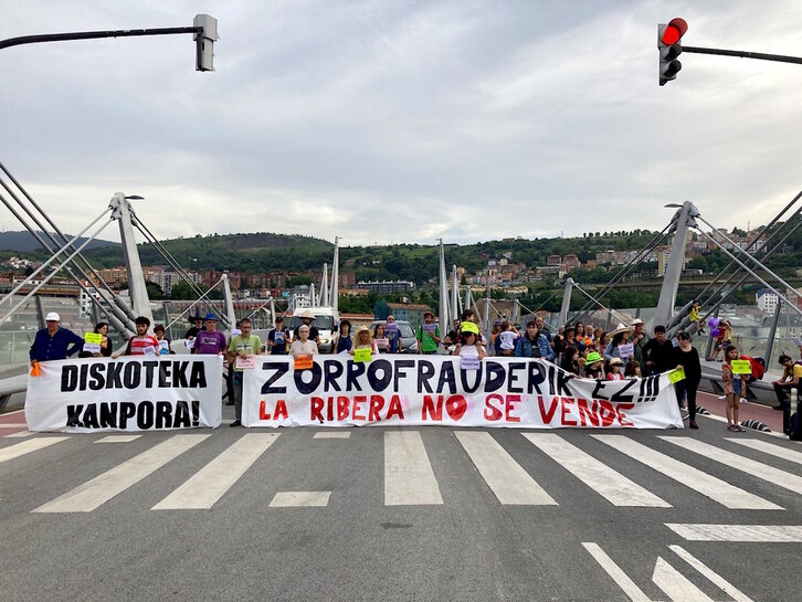 Movilización manifestación de las vecinas y vecinos de Deustuko Erribera.