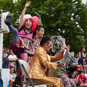 los japoneses de To R Mansion, teatro de calle como dibujos animados. 