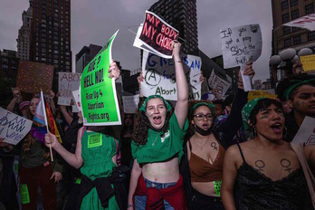 Legezko abortuaren aldeko manifestazioa New Yorken, maiatzaren 14an.