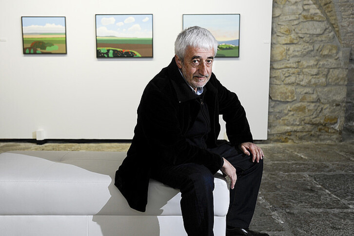 Pedro Salaberri, inaugurando una exposición con sus paisajes urbanos en 2014.
