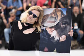 La productora Ewa Piaskowska posa con una foto del director polaco Jerzy Skolimowski y su burro. 