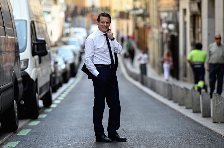 Manuel Valls no dudó en hacer este posado en una calle de Madrid para confirmar su candidatura.
