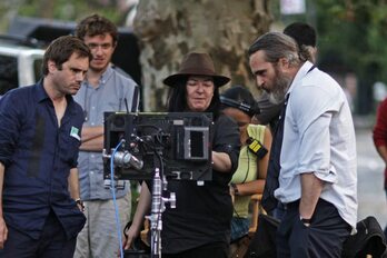 Lynne Ramsay junto a Joaquin Phoenix en el rodaje de 'En realidad, nunca estuviste aquí' (2017).
