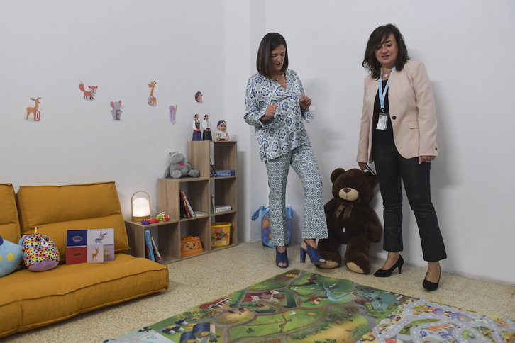 Lakuako Berdintasun, Justizia eta Gizarte Politiketako sailburua, Beatriz Artolazabal, Martuteneko amatasun-unitatean izan da.