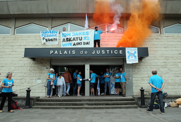 Baionako auzitegiaren sarrera nagusia blokeatu dute bake ekintzaileek.