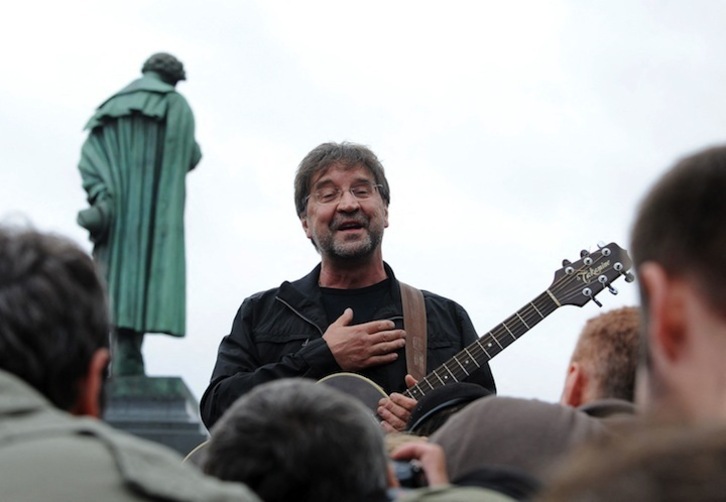 El cantante Yuri Shevchuk durante una protesta en Moscú.