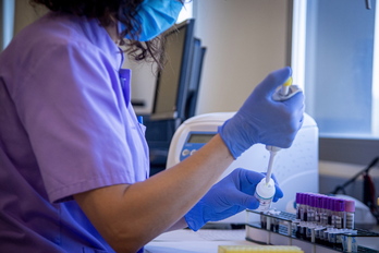 Una sanitaria realiza análisis (en este caso de covid) en Gasteiz.