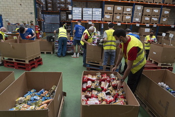 Voluntarios del Banco de Alimentos en el almacén de Basauri.