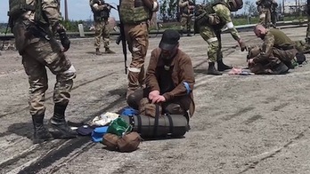 Rendición de miembros del Batallón Azov en Azovstal.