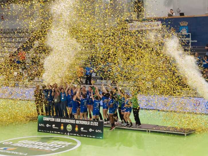 Las chicas del Bera Bera han recibido hoy el trofeo por la octava liga del club donostiarra.