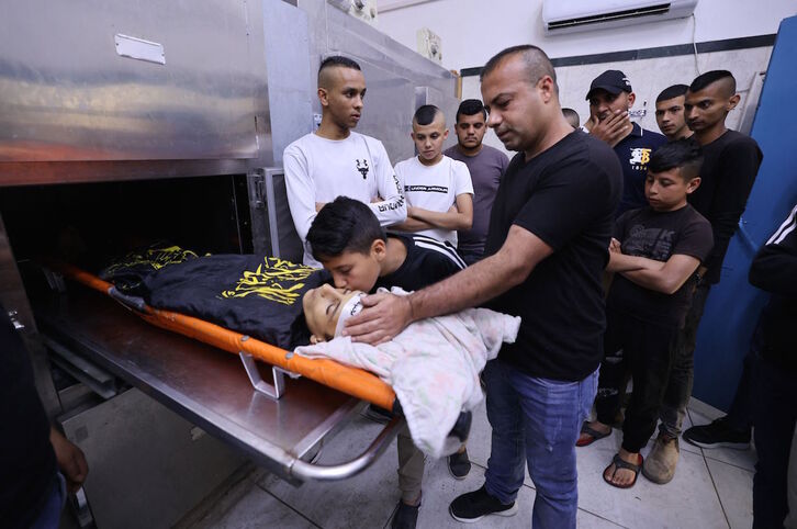 Allegados del joven palestino se despiden de él en la morgue. 