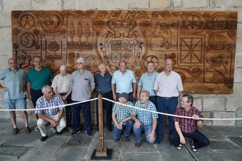 Josu Goiaren egurrezko eskultura tailatzen ibili den lagun taldea, inaugurazio ekitaldian.