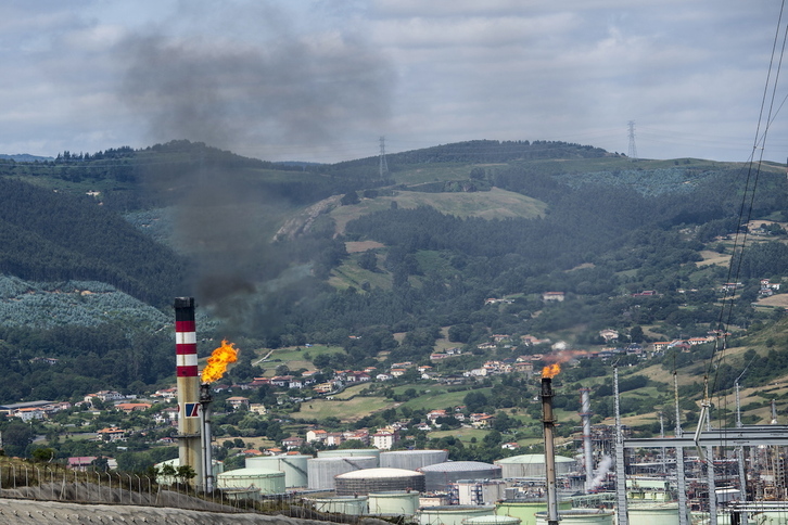 Muskizeko findegia ke beltza igortzen, artxiboko irudia. 