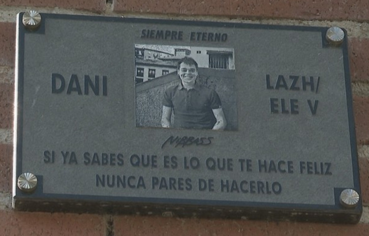 Placa en recuerdo del joven de Iruñea fallecido a los 22 años.