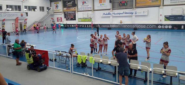Las jugadoras del Beti Onak, momentos antes de comenzar el segundo partido.