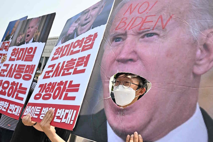Protesta contra la visita de Joe Biden en Seúl, donde ha firmado la ley que otorga 40.000 millones de dólares en ayuda a Ucrania.