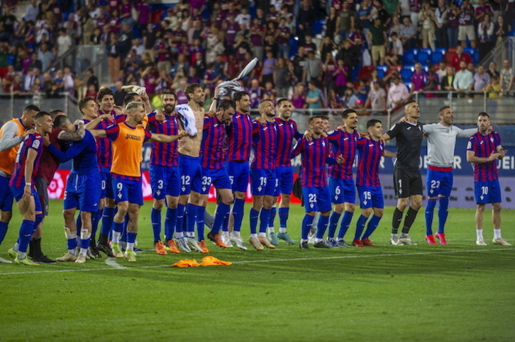 Los futbolistas celebran la victoria con su afición, con el deseo de que el de esta noche haya sido el último partido de la temporada en Ipurua.
