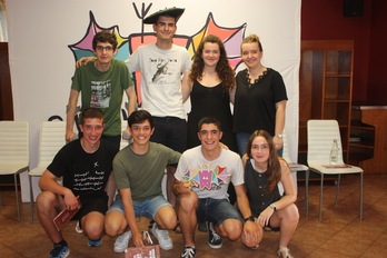 Nafarroako Eskolartekoan parte hartu zuten bertsolariak eta gai-jartzailea, talde argazkian.