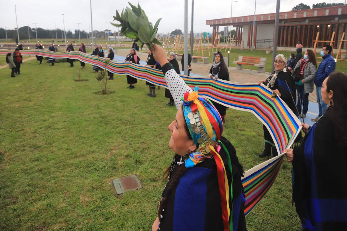 Las mujeres mapuche sostienen el telar con el que han batido el r&eacute;cord mundial. (Mario QUILODRAN/AFP)