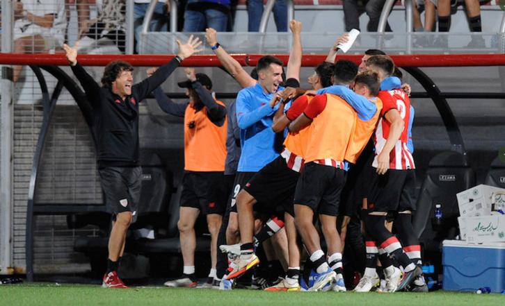 Patxi Salinas celebra con los jugadores la victoria ante el Racing y la permanencia.