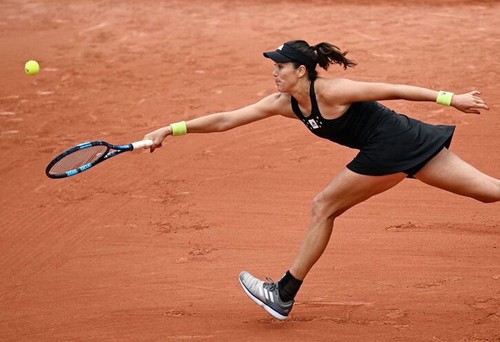 Garbiñe Muguruza se estira para intentar alcanzar una pelota ante Kaia Kanepi.