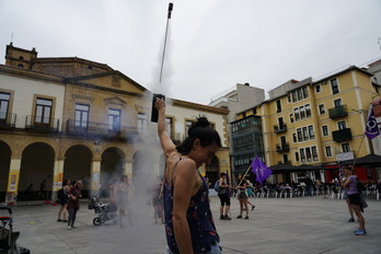 Martxako parte-hartzaile bat Algortan, ekimenari hasiera emateko txupina jaurtitzen.