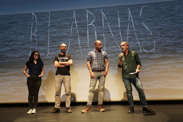 ‘Bi arnas’ dokumentalaren egileetako batzuk, Irunen eginiko aurkezpenean.