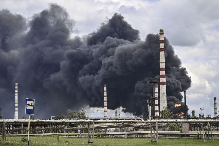 El humo se eleva desde una refinería en Lysyschans tras un ataque.