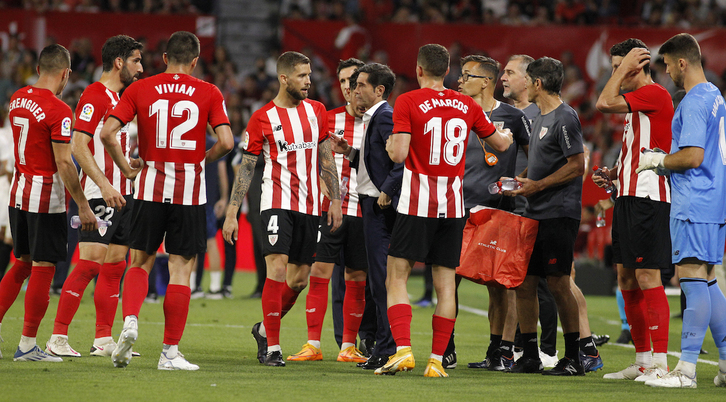 Los jugadores del Athletic con Marcelino durante uno de los parones del partido.