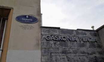 Gaskonia plazari izena ematen dion plakaren azpian zegoen Txillardegiren omenezkoa, baina kendu egin dute.