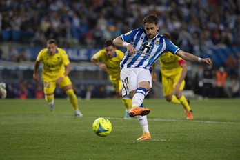 Januzaj marcó de esta manera su último gol con la Real ante el Cádiz de penalti.