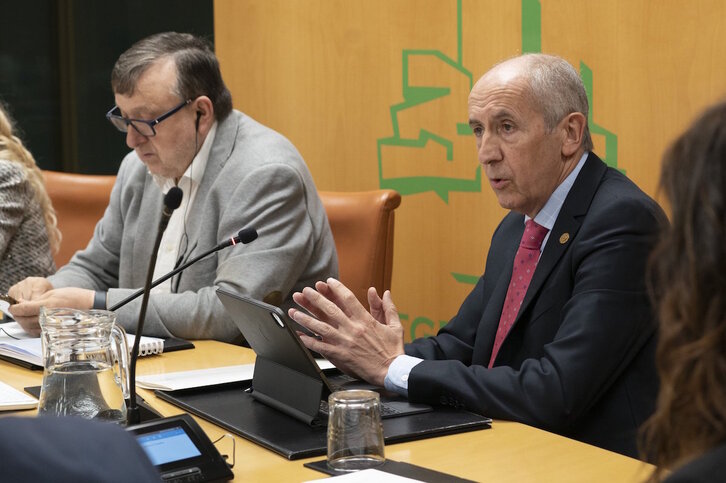 Josu Erkoreka, a la derecha, en su comparecencia de hoy en el Parlamento de Gasteiz.