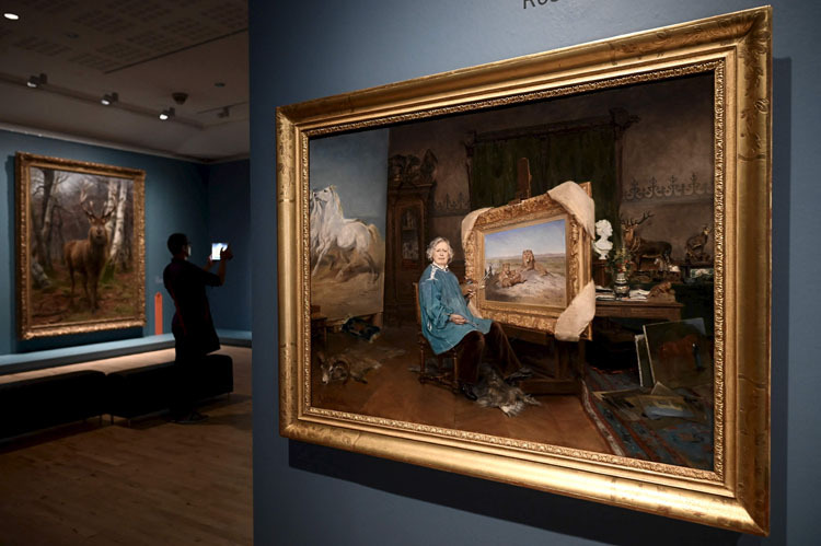 Irudian autorretratu batean ageri da Rosa Bonheur, galtzak jantzita margotzen, baita erreportaje.