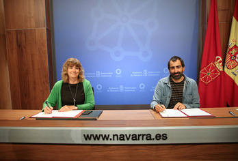 Ana Ollo Herrritar Harremanetarako kontseilaria eta Ander Perez Nafarroako Bertsozale Elkarteko koordinatzailea hitzarmena sinatzen.