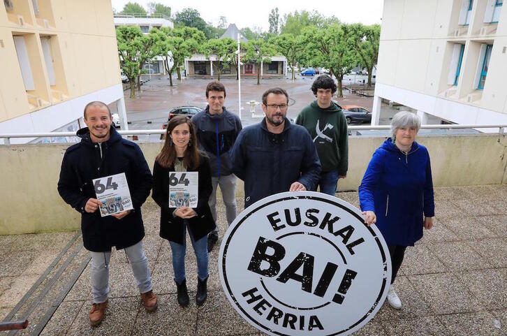 Garbiñe Eraso, lehena eskuinetik, kantonamendu bozetan hautagai izan den Baionan.