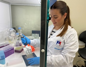 Trabajadora del proyecto que se desarrolla en los laboratorios de la biofarmacéutica vasca.