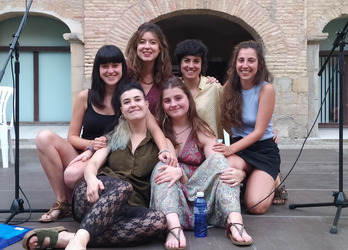 Haizea Beruete, eserita ezkerrean.