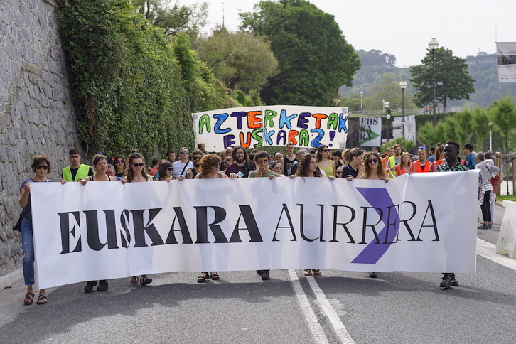 Azterketak euskaraz egitearen aldeko aldarrikapena presente izan zen Euskara Aurrera lelopean larunbatean Donostian egin zen manifestazioan.