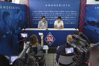 Jon Larrea e Iker Seguín, durante la rueda de prensa que han ofrecido hoy en Urritxe.