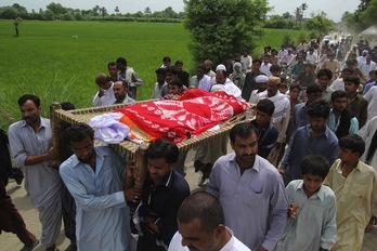 Entierro de una mujer a la que un hermano había matado en un ‘crimen de honor’ en Pakistán.
